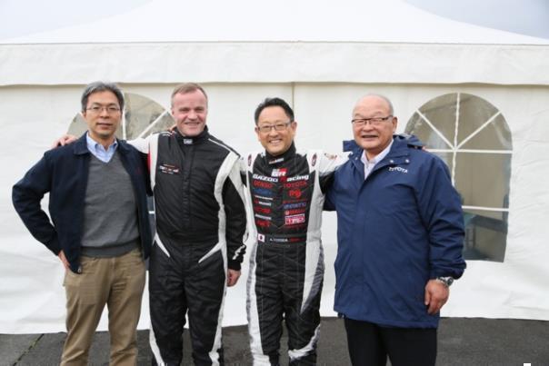 Koei Saga (li.) und Toshio Sato von Toyota Motorsport umrahmen Tommi Mäkinen und Konzernchef Akio Toyoda. Foto: TMDE/dpp-AutoReporter